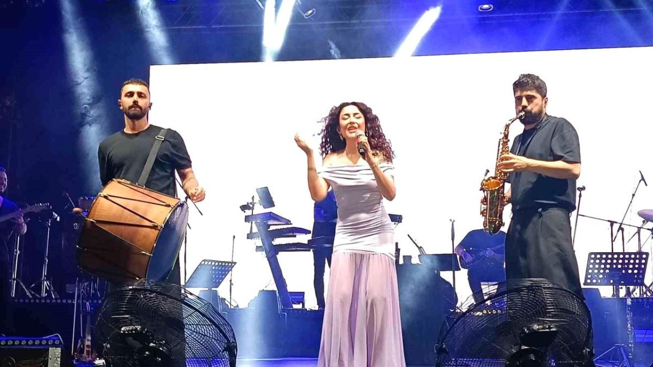 Tarihi Kırkpınar Yağlı Güreş Festivali'nde Melek Mosso sahne aldı